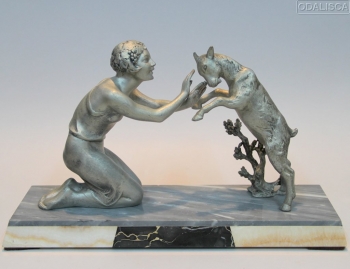 ESCULTURA DE MUJER Y CABRA - Escultura en calamina patinada y mármoles.